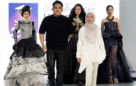 Pertunjukan Fesyen Antarabangsa UiTM Cawangan Perak di Pentas Peragaan Surabaya, Indonesia.