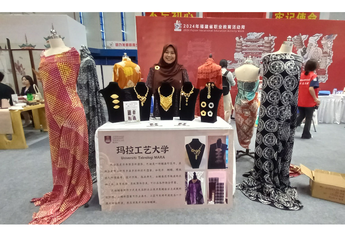 Batik Kemuning dan Aksesori Logam Kemuning UiTM di Minggu Pendidikan Vokasional Jinjiang, China