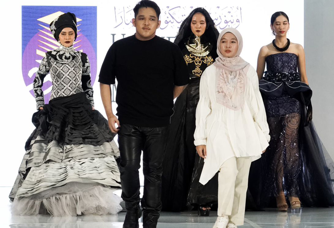 Pertunjukan Fesyen Antarabangsa UiTM Cawangan Perak di Pentas Peragaan Surabaya, Indonesia.