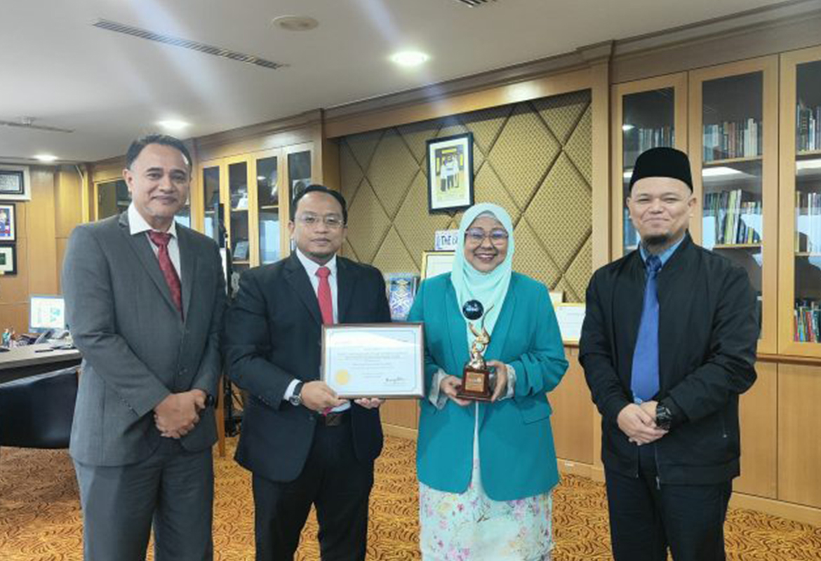 Universiti Teknologi Mara Menerima Anugerah Islamic Social Responsibility Award 2022 Sempena Global Islamic Finance Awards 2022