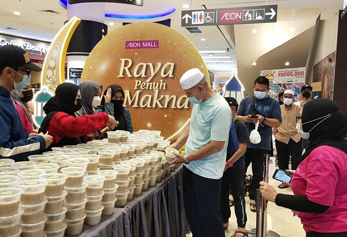 UiTM Dan Aeon Mall Shah Alam Rapatkan Hubungan Dengan Komuniti Melalui Program Memasak Bubur Lambuk