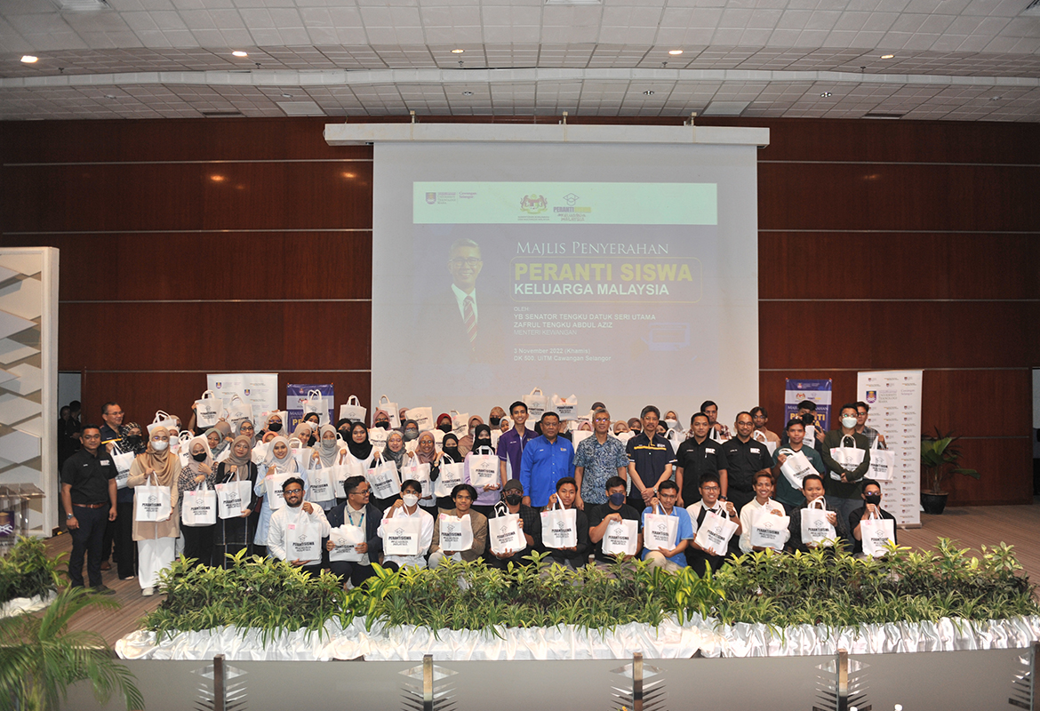 Mahasiswa UiTM Cawangan Selangor Terima Manfaat Peranti Siswa Keluarga Malaysia