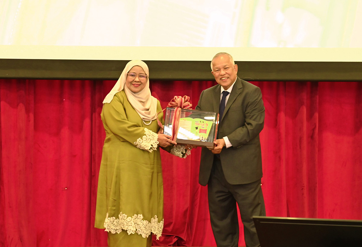 Pelancaran Buku ‘Nak Four Flat Tak?’ Oleh Naib Canselor UiTM