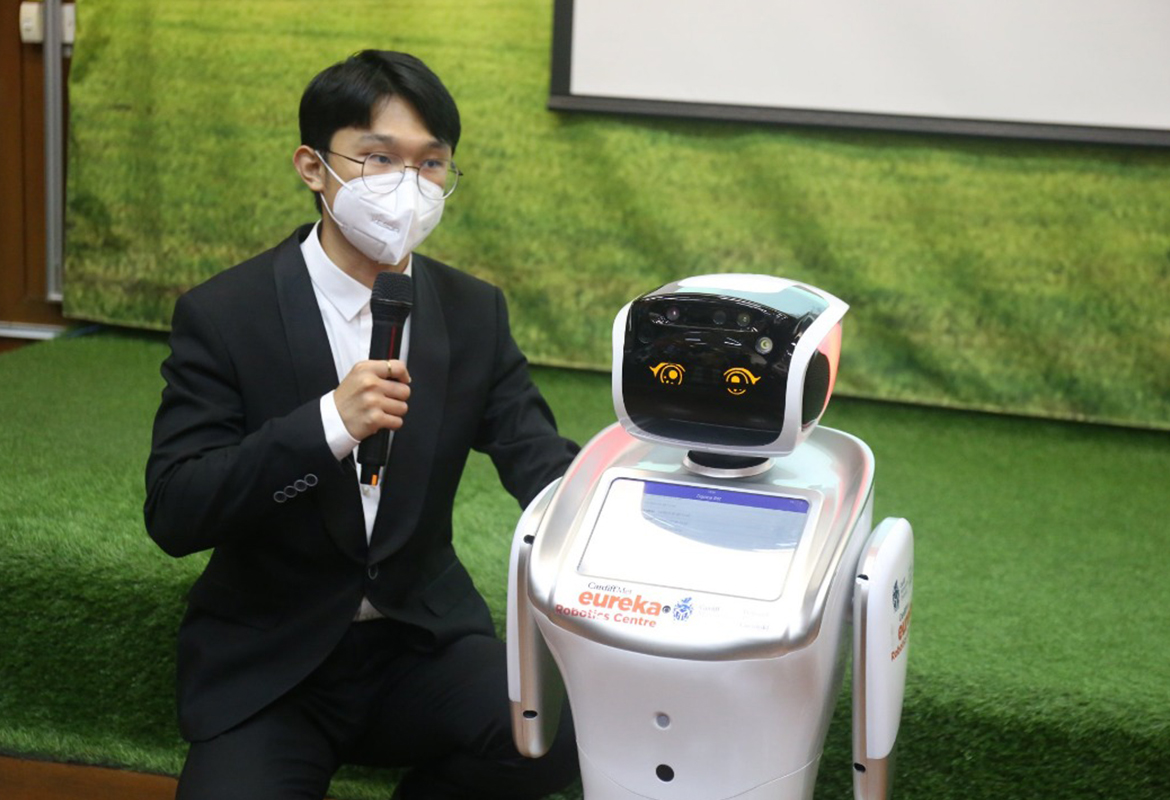 Robots & AI : An International Partnership